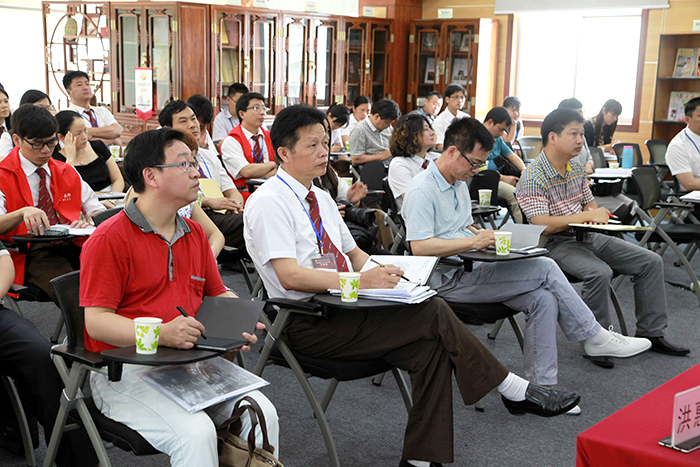 ͼΪ�����̿����򵼡�������ѧУ��ϯ����С�໯���ý�ѧ��Ħ��