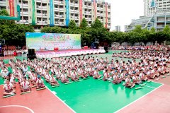 ������Ӣ��ʵ��ѧ����չ��ʮ������ʽ���Ч��չʾ�˶�������ɫ