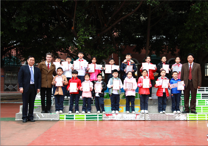 ��ѧ��ʽͼƬ05��ͼΪѧУ��Ϊ���&ldquo;BOB���Ž�ѧ��&rdquo;��ͬ��佱