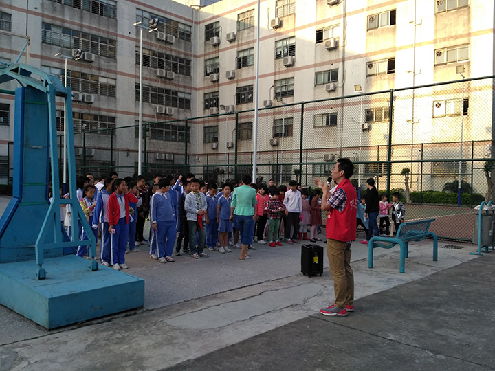 ������Ӣ��ѧУ����ס����������ɢ��ϰ