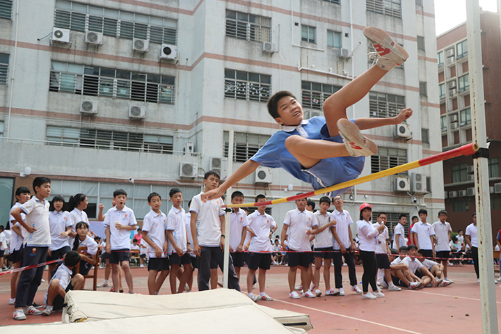 ������Ӣ��ѧУ�����＾�ۺ��˶���