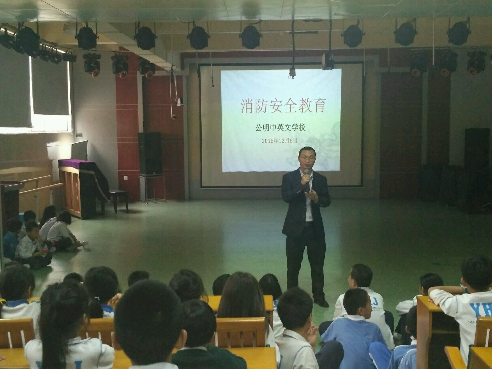 	������Ӣ��ѧУ����չס���������徲�����˶�