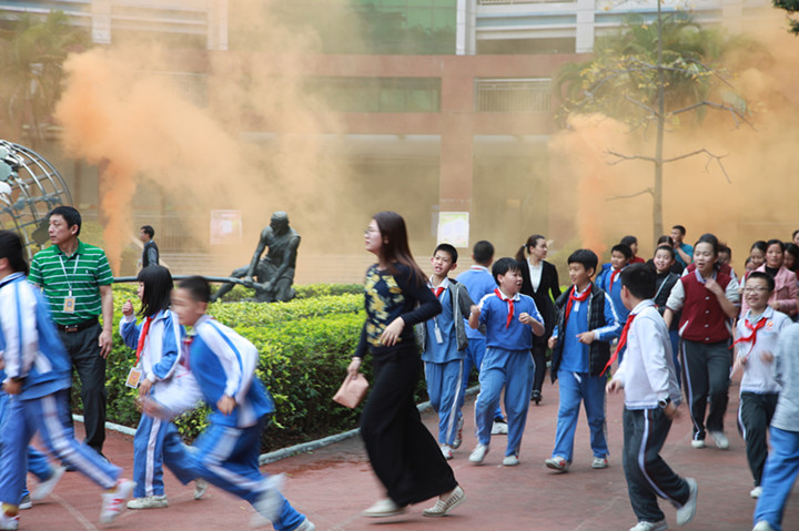 ÿѧ�ڶ�����ɢ������������Ͷ��ˣ� ����������Ӣ��ʵ��ѧУ���������徲��ɢ���� 