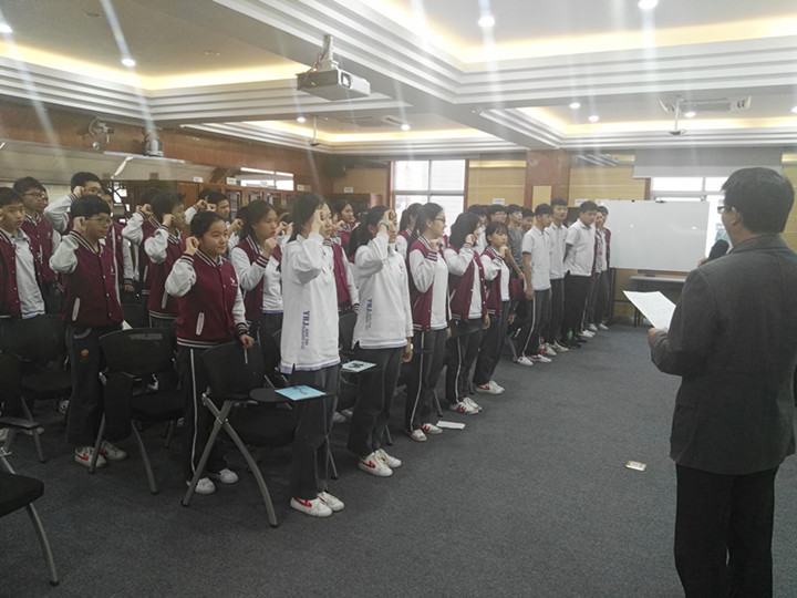 ��Ǳ�����Ǳ������ս�п���սæ ����������Ӣ��ʵ��ѧ����չ����ս�п����ھ�Ǳ�������ⱸ���˶� 