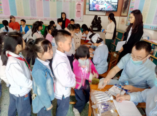 ������Ӣ��ѧ����չ���꼶ѧ����ǻ�����˶�