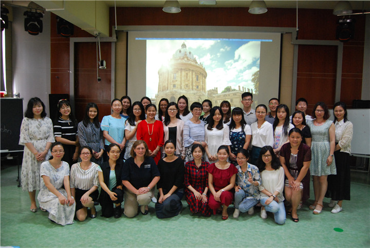 ţ���ѧ������Ӣ��ר��ݰ����У��ѵָ��