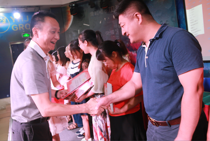 ���Ƚ������Ŷӡ���Ŀ�ġ�����ɫ����ѧ�ڻ�������������ͼ