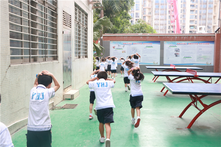 ������Ӣ��ѧУ���з���������ɢ�����˶�