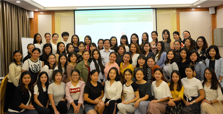 С�������һȺ�˶���ѧϰ