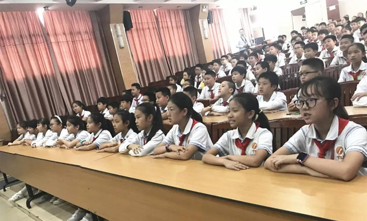 �շ������߽���Ӣ��������ʱ������С����