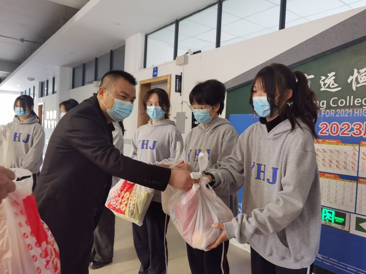 ��ϵ��Уѧ������ů���ٺ��ϡ�������ί��ο����У����ʱ����ĩ��Уѧ��